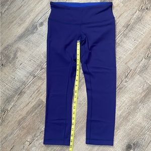 Lululemon Wunder Under Reversible crops purple blue in size 4